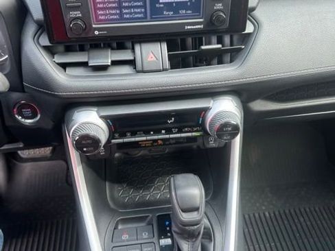 Used 2021 Toyota RAV4 XLE AWD/4WD image 3