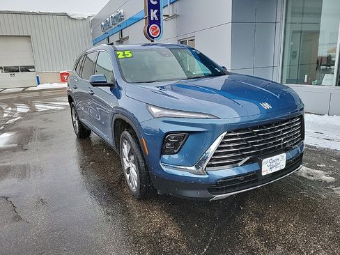 Used 2025 Buick Enclave Preferred w/ Super Cruise Package image 2