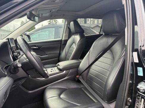 Used 2023 Toyota Highlander XLE image 9