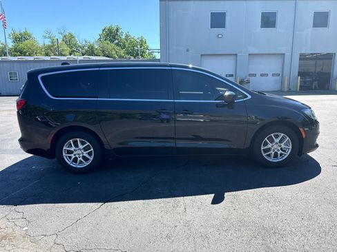 Used 2020 Chrysler Voyager LX FWD image 2