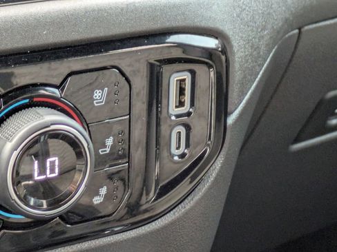 Used 2025 Chevrolet Silverado 1500 ZR2 image 25