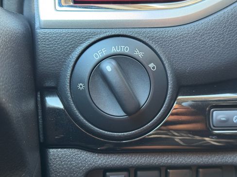 Used 2021 Nissan Titan SV w/ SV Convenience Package RWD image 16