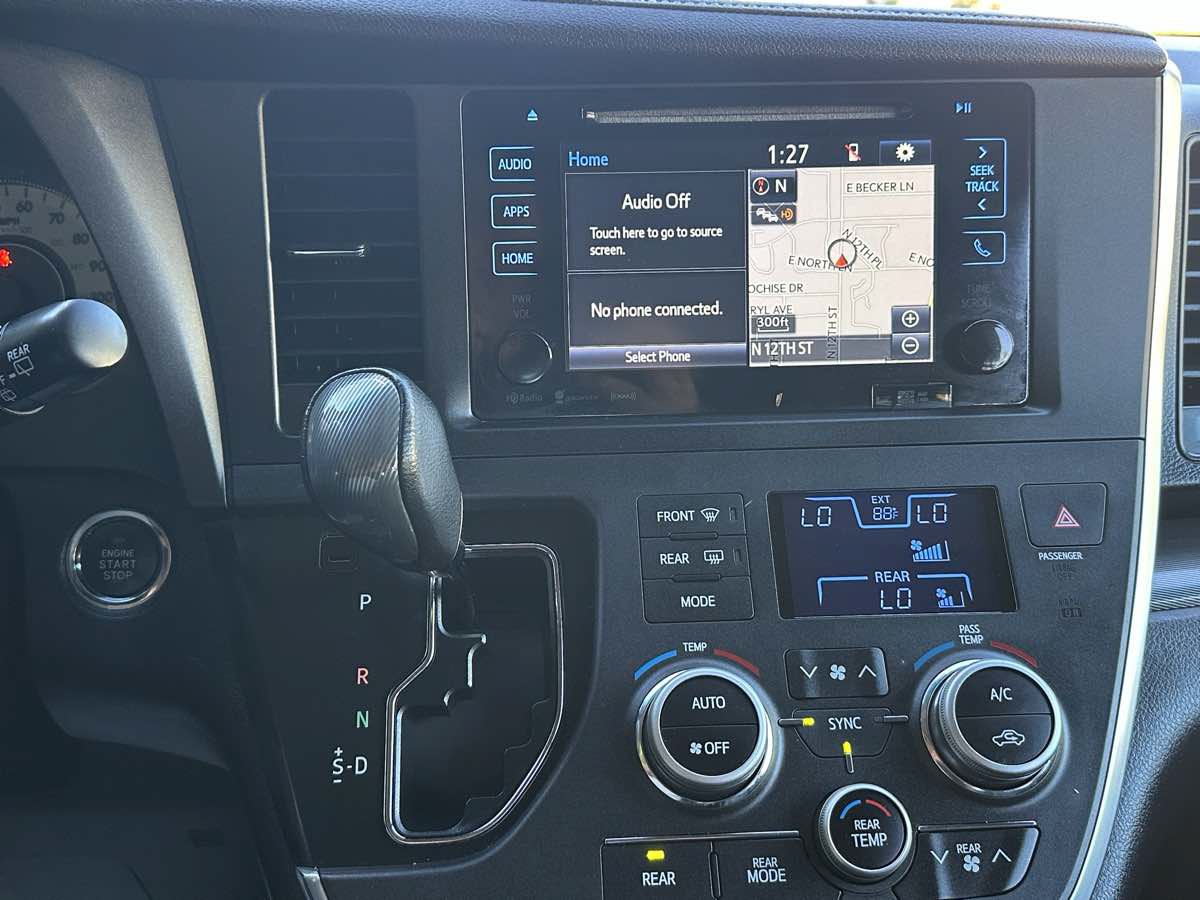 Used 2017 Toyota Sienna SE w/ SE Preferred Package FWD image 42