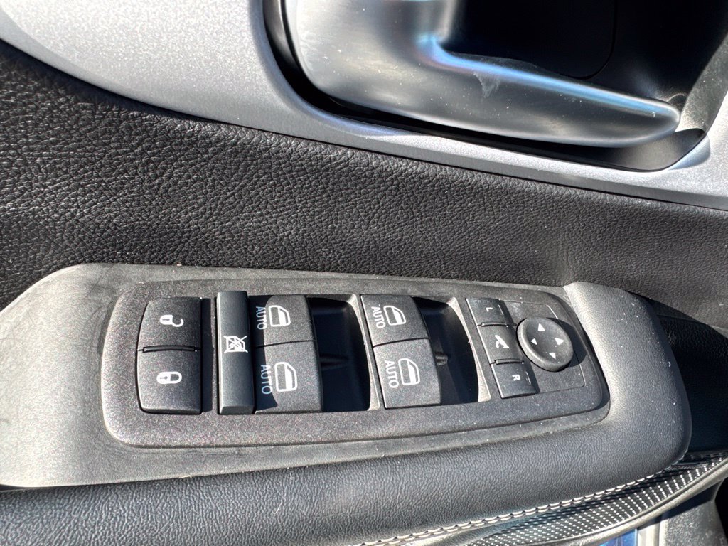 Used 2025 Chrysler Pacifica Premium FWD image 28