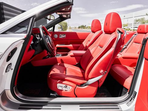 Used 2018 Rolls-Royce Dawn RWD image 30