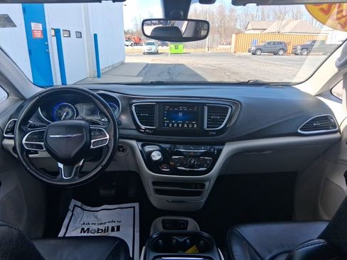 Used 2020 Chrysler Pacifica Touring-L FWD image 20