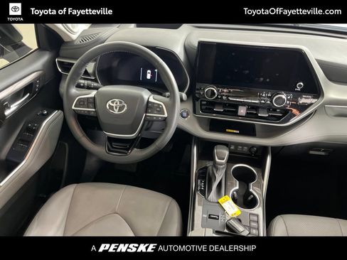 Used 2023 Toyota Highlander Platinum FWD image 5