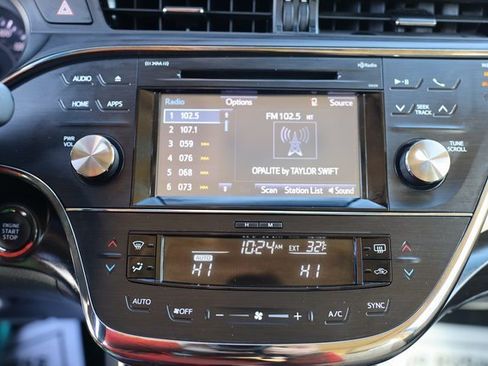 Used 2016 Toyota Avalon Limited image 23