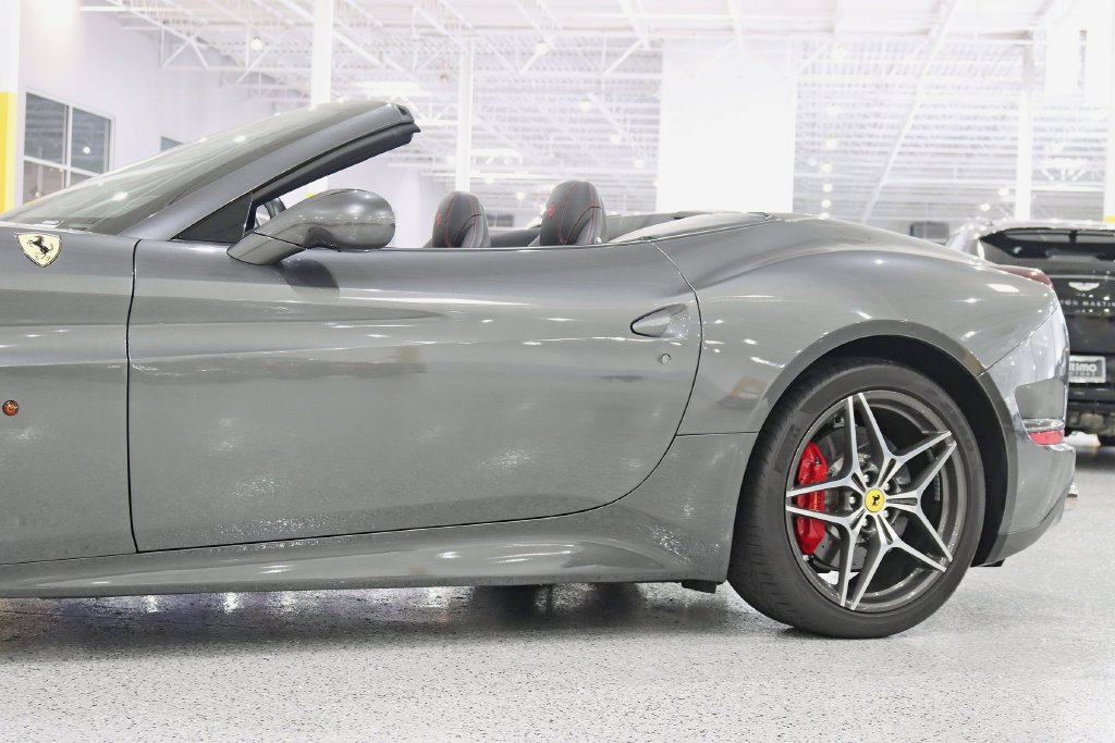 Used 2016 Ferrari California T RWD image 5