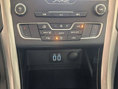 Used 2019 Ford Fusion SE FWD image 21