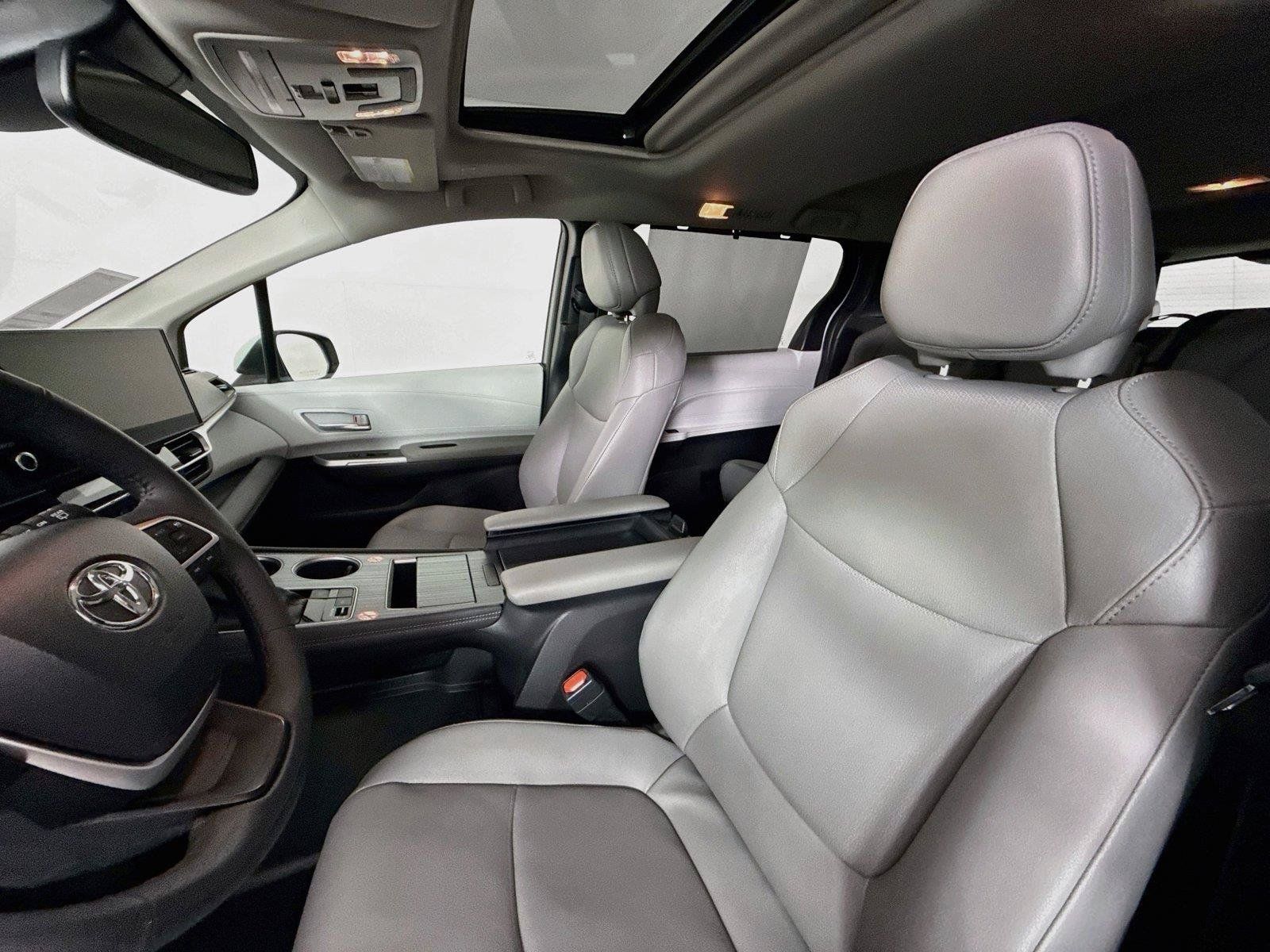 Certified 2026 Toyota Sienna XLE FWD image 3