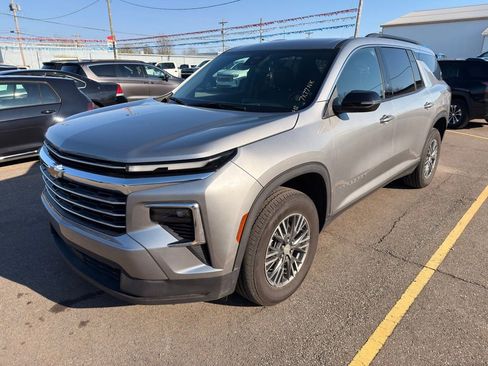 Used 2025 Chevrolet Traverse LT image 9