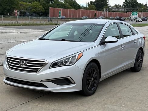Used 2017 Hyundai Sonata SE FWD image 1