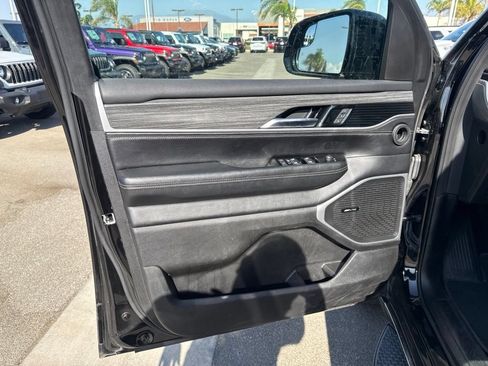 Used 2024 Jeep Wagoneer L Series II RWD image 11