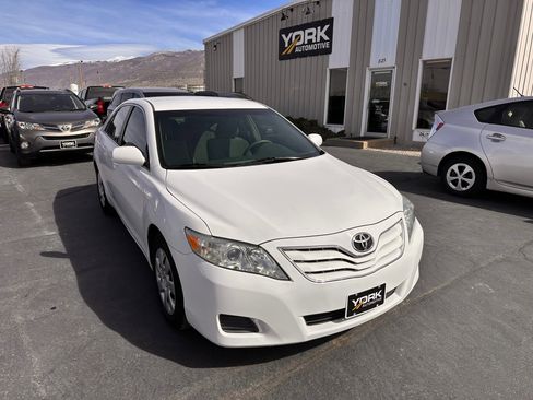 Used 2011 Toyota Camry LE image 1