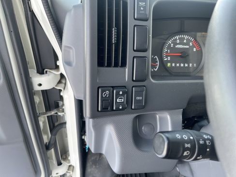 Used 2020 Isuzu NPR image 13