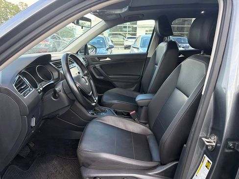 Used 2019 Volkswagen Tiguan SE w/ Panoramic Sunroof Package FWD image 2