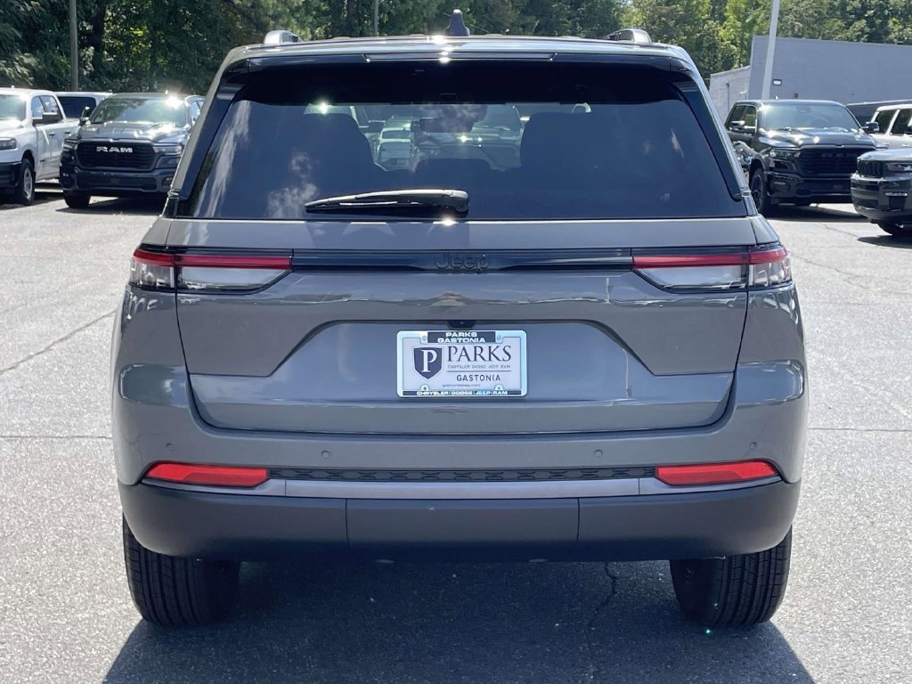 New 2027 Jeep Grand Cherokee Altitude RWD image 9