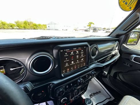 Used 2023 Jeep Wrangler Unlimited Rubicon 4xe w/ Cold Weather Group AWD/4WD image 8