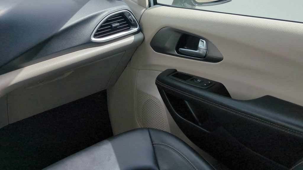 Used 2024 Chrysler Pacifica Touring-L FWD image 13