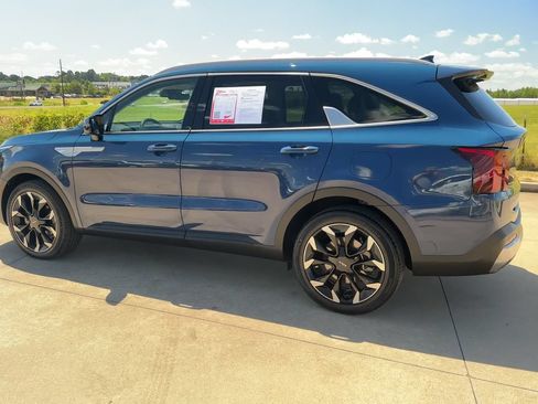 Used 2025 Kia Sorento EX w/ Panoramic Sunroof Package FWD image 5