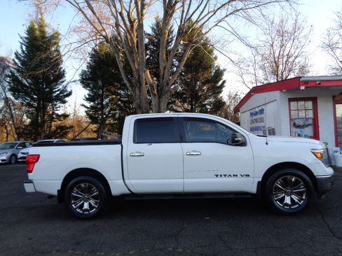 Used 2018 Nissan Titan SV w/ SV Convenience Package image 4