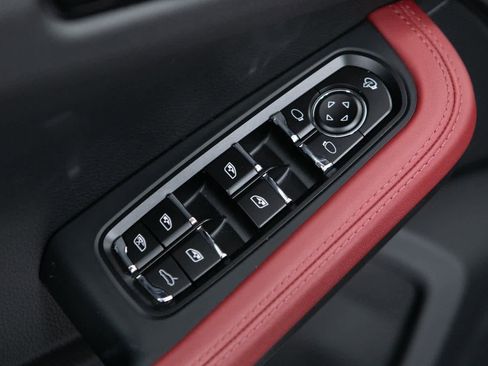 Certified 2025 Porsche Macan image 18