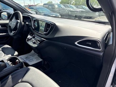 Used 2026 Chrysler Pacifica Select FWD image 27