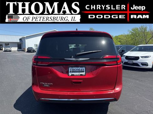 Used 2025 Chrysler Pacifica Select FWD image 6