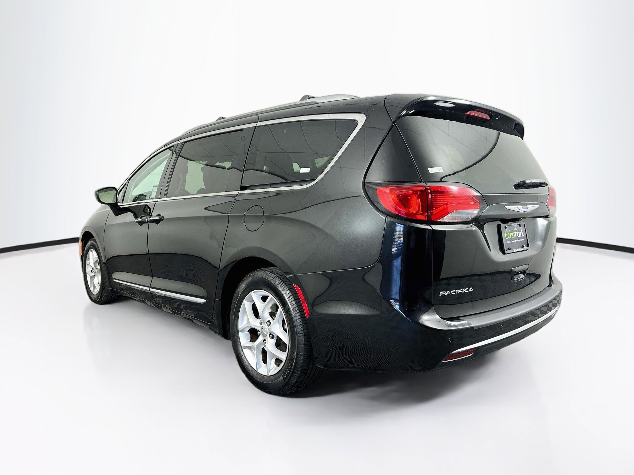 Used 2020 Chrysler Pacifica Touring-L w/ Tire & Wheel Group FWD image 5