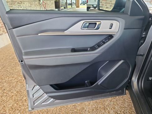 Used 2025 Ford Explorer Active RWD image 9