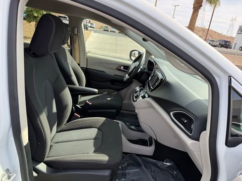 Used 2023 Chrysler Voyager LX image 14