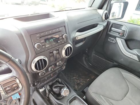 Used 2016 Jeep Wrangler Sahara w/ Connectivity Group AWD/4WD image 10