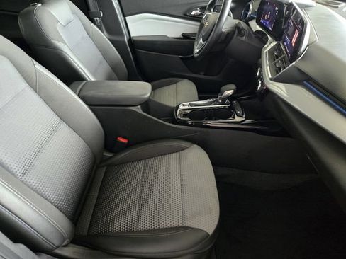 Used 2025 Chevrolet Trax LT w/ LT Convenience Package FWD image 15
