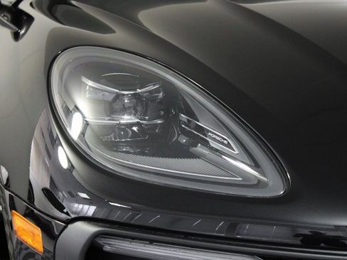 Used 2025 Porsche Macan image 12