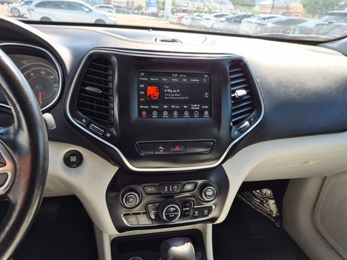 Used 2020 Jeep Cherokee Latitude Plus w/ Cold Weather Group AWD/4WD image 26