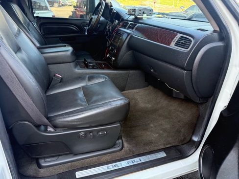 Used 2011 GMC Sierra 2500 Denali w/ Suspension Package, Off-Road AWD/4WD image 33