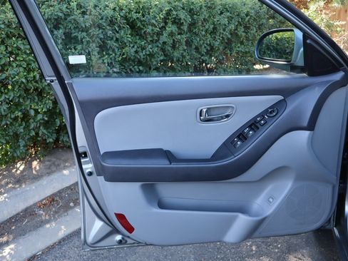 Used 2010 Hyundai Elantra SE FWD image 23