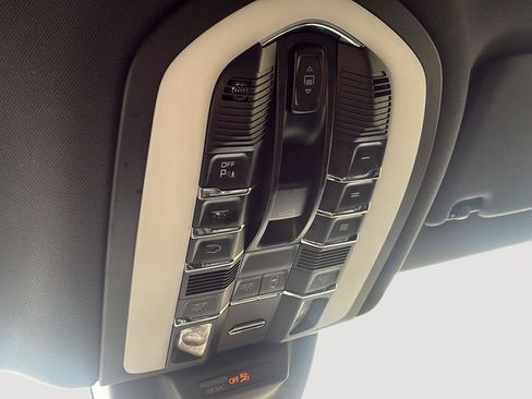 Used 2022 Porsche Macan AWD/4WD image 38