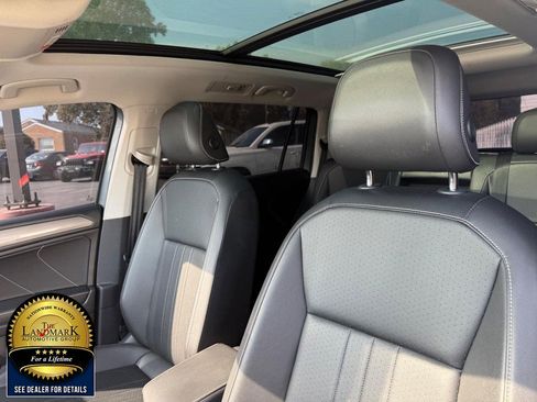 Used 2022 Volkswagen Tiguan SE w/ Panoramic Sunroof Package image 9