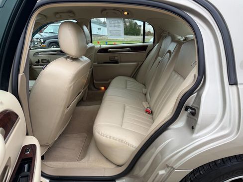 Used 2006 Lincoln Town Car Signature image 16
