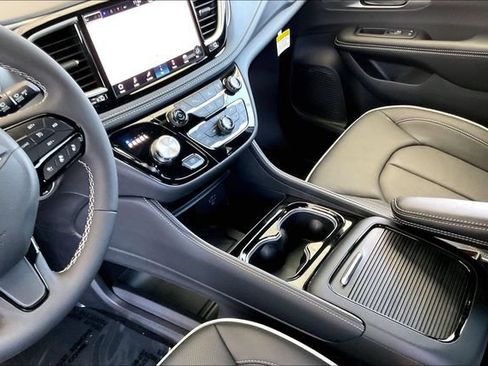 New 2027 Chrysler Pacifica Limited w/ S Appearance Package FWD image 5