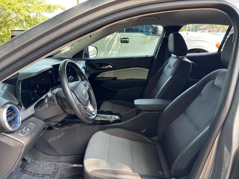 Used 2025 Chevrolet Trax LT w/ LT Convenience Package FWD image 21