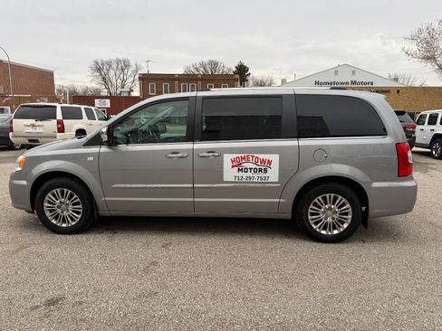 Used 2014 Chrysler Town & Country Touring-L image 8