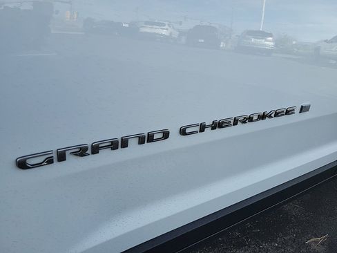 Used 2022 Jeep Grand Cherokee Limited image 24