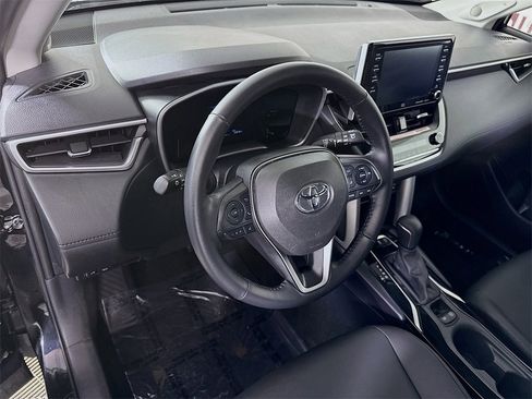 Certified 2022 Toyota Corolla Cross XLE image 18