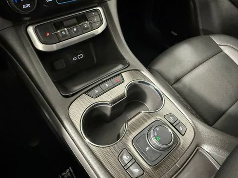 Used 2023 GMC Acadia SLT FWD image 24