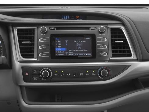 Used 2017 Toyota Highlander Plus AWD/4WD image 9