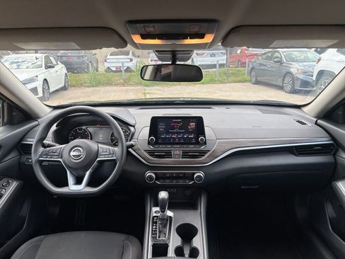 Used 2025 Nissan Altima 2.5 SV FWD image 33