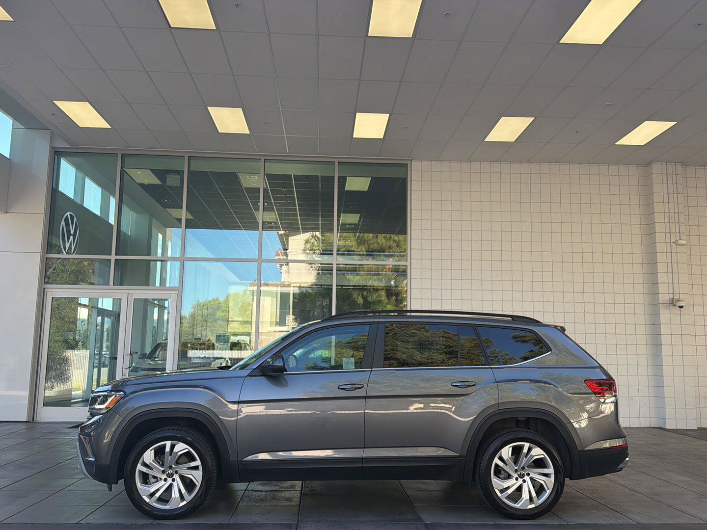 Certified 2023 Volkswagen Atlas SE w/ Panoramic Sunroof Package AWD/4WD image 2